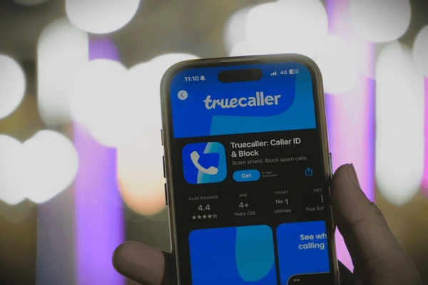 Truecaller app identifying unknown caller and spam number on smartphone